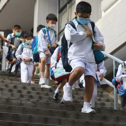 Okrevanje zaradi covida pomeni poldnevni pouk za hongkonške osnovnošolce in učence vrtcev
