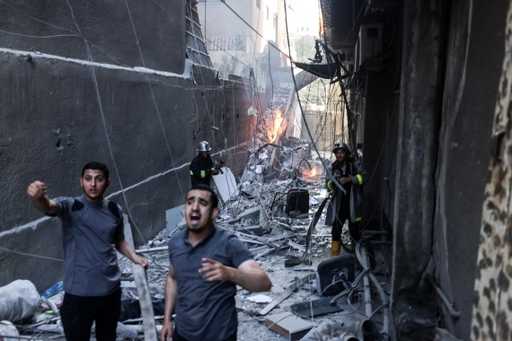 Израел удря Газа с въздушни удари, докато напрежението ескалира