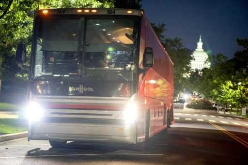 Техас і Арізона автобусами доставляють тисячі мігрантів до столиці США