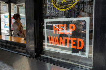 Presenetljivo povečanje zaposlovanja v ZDA dvigne zaposlenost nazaj na raven pred covidom