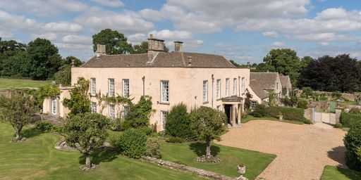 Английско имение, представено като дом на семейство Бенет в списъците на „Гордост и предразсъдъци“ за £6 милиона