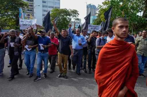 Sri Lanka manifestano contro la repressione dei manifestanti