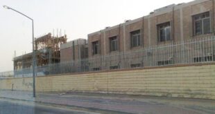 Kuweit - Zidurile complexe de înaltă înălțime conferă școlilor Jahra aspectul „de închisoare”.