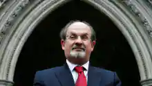 'Satanás a caminho do inferno': jornais iranianos elogiam ataque a Salman Rushdie