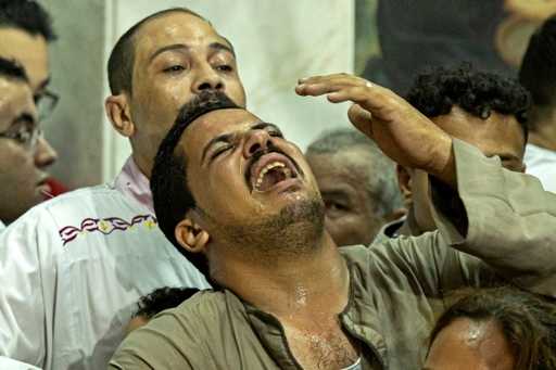 Егіпцяне аплакваюць 41 чалавека, які загінуў у выніку пажару ў копцкай царкве ў Каіры