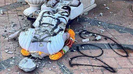 India - Gándhího socha pred hinduistickým chrámom v New Yorku bola zničená