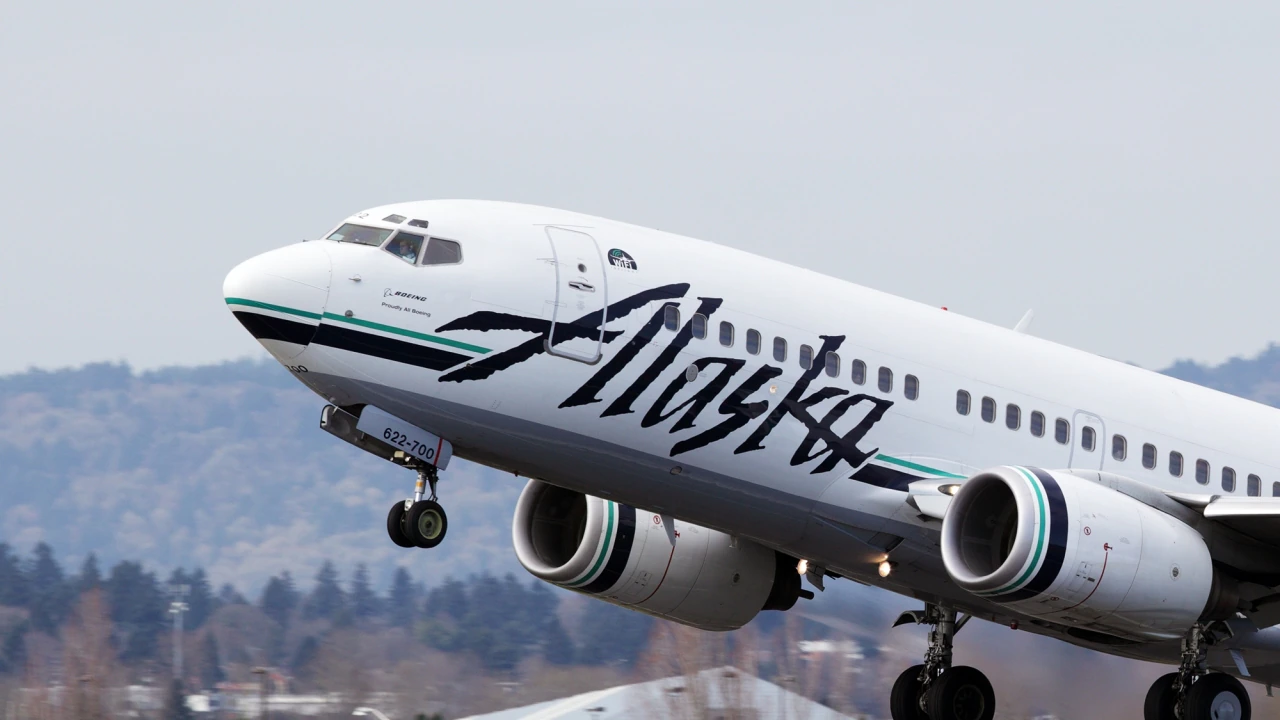 Alaska Airlines совершила экстренную посадку из-за проблемы с двигателем в полете