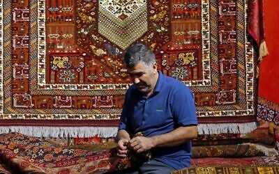 Tradicija starodavnih iranskih preprog dobiva sodobno preoblikovanjem vse manjše prodajne sile