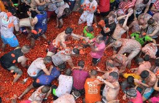 La fiesta spagnola di lotta al cibo del pomodoro ritorna dopo la pandemia