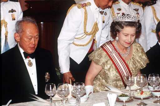 Verdriet, reflectie terwijl Azië hulde brengt aan 'ziel van het VK' koningin Elizabeth Een Cambodjaanse...