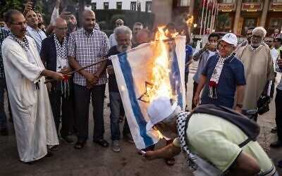 Демонстранти изгарят израелското знаме в Мароко на фона на разследване за неправомерно поведение в мисията