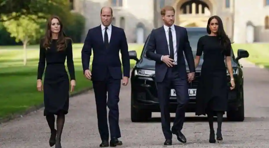 Netizens schelden prins William uit terwijl ze prins Harry prijzen voor de behandeling van vrouwen tijdens reünie