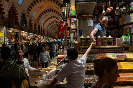 Turčija, ki jo je prizadela inflacija, znižuje obrestno mero že drugi mesec