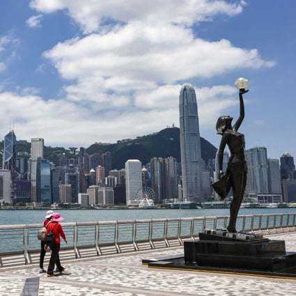 Жыхары Ганконга святкуюць заканчэнне страшных карантынных мер у гатэлях