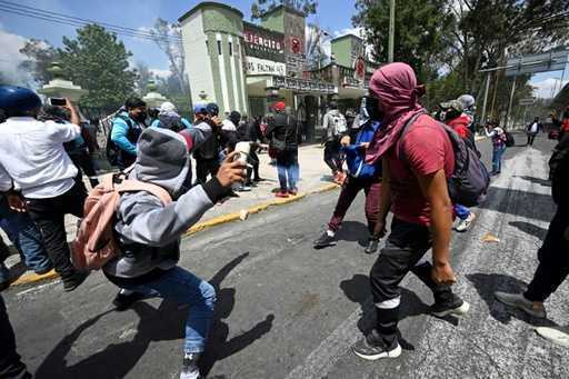 اشتباكات اندلعت في المكسيك احتجاجا على الطلاب المفقودين