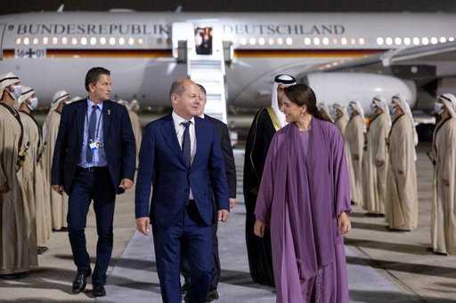 Близький Схід - канцлер Німеччини прибуває до ОАЕ після візиту до Саудівської Аравії