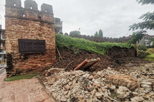 Тајланд – Градски зид у Чијанг Мају срушио се после јаке кише