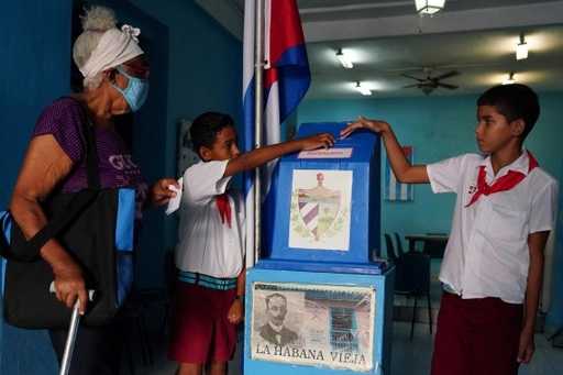 Kuba je na referendumu z veliko večino podprla istospolne poroke