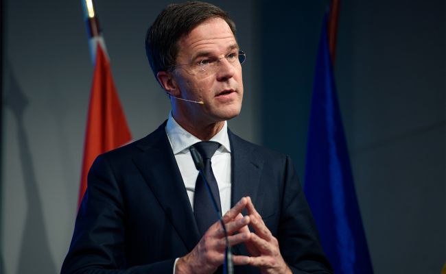 Prim-ministrul Olandei ia promis lui Zelensky mai multe arme