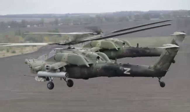 El Ministerio de Defensa mostró el trabajo de los helicópteros de aviación del ejército durante una operación especial.