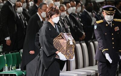 Il Giappone tiene controversi funerali di stato per l'assassinio dell'ex premier Shinzo Abe
