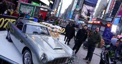 Carro de acrobacias da Aston Martin e figurino de Daniel Craig estrelam leilão de James Bond