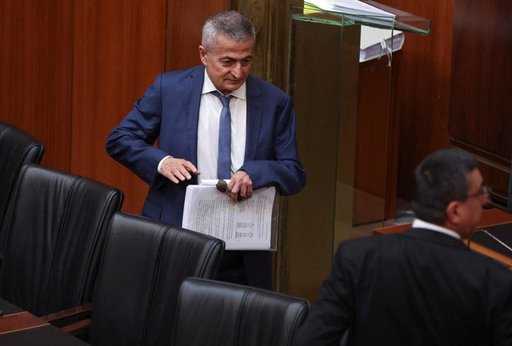 Maliye bakanı, Orta Doğu - Lübnan daha zayıf resmi döviz kuru uygulayacağını söyledi