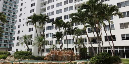 Па меры набліжэння ўрагану Ян фірмы Маямі дапамагаюць кватэрам умацоўваць будынкі ў адпаведнасці з новым законам