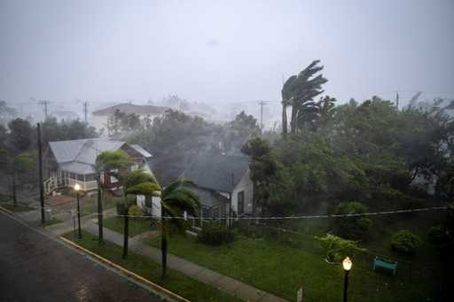 Orkan Ian kot pošastna nevihta 4. kategorije udarja po Floridi