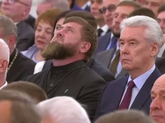 Kadyrov plakal pri Putinových slovách o prenose duchovného spojenia z otcov na deti