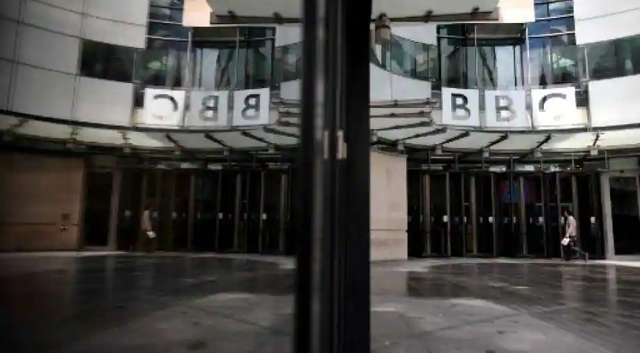 În timp ce BBC se pregătește să reducă aproximativ 400 de locuri de muncă la World Service, se confruntă cu acuzații de a pune în pericol personalul vietnamez