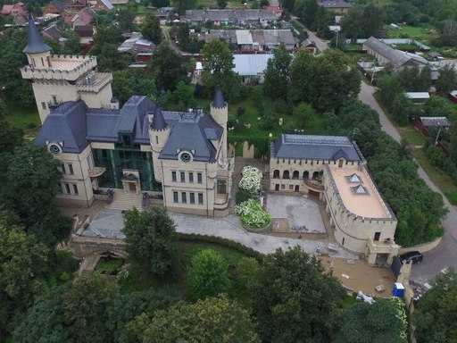 Alla Pugacheva decidiu vender seu castelo na vila de Gryaz por um bilhão de rublos.