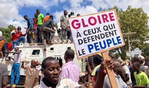 Vodca burkinského puču nalieha na ukončenie násilia na francúzskych cieľoch