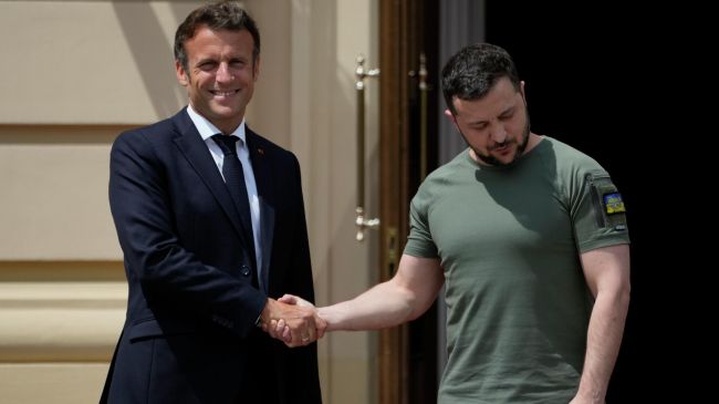 Macron i-a promis lui Zelensky să returneze toate regiunile pierdute de Ucraina