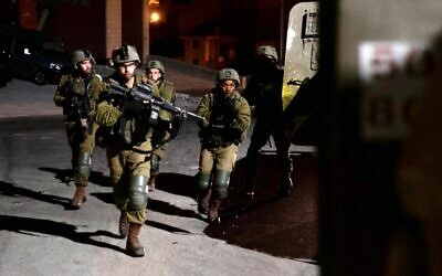 IDF-soldater arresterar 12 eftersökta palestinier på Västbanken mitt i pågående oroligheter