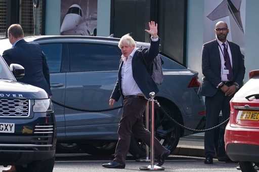 Boris Johnson se vrača v Veliko Britanijo sredi govoric