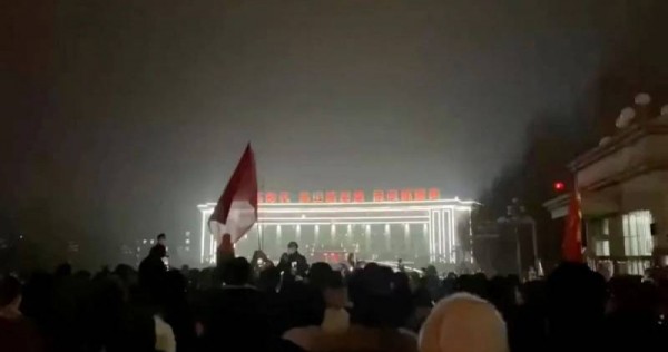 Enorme Covid-19-protesten barsten los in China's Xinjiang na dodelijke brand