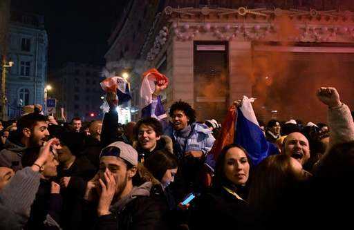 Jubilation sur les Champs-Elysées de Paris après que la France ait atteint la finale de la Coupe du monde