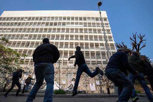 Блізкі Усход - ліванскія пратэстоўцы асуджаюць банкі як злодзеяў, калі валюта дасягае новага мінімуму