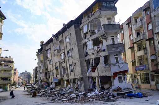 Plunderaars plunderen winkels en huizen in stad na aardbeving in Turkije
