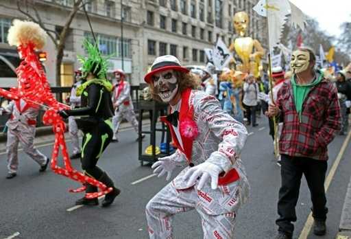 Aanhangers van Assange houden Londens 'carnaval' tegen uitlevering