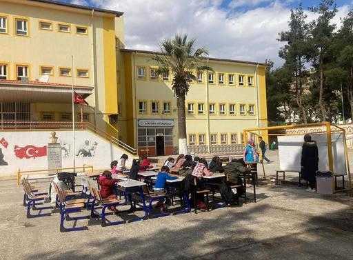 Turkije - Onderwijs start in onbeschadigde scholen: Minister