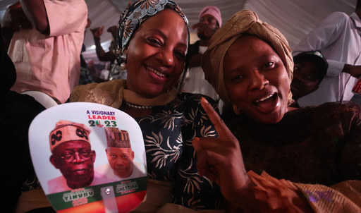 Le président élu du Nigeria tend la main à ses rivaux contestant le vote