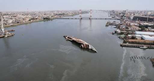 Saddams rostiga yacht fungerar som picknickplats för irakiska fiskare