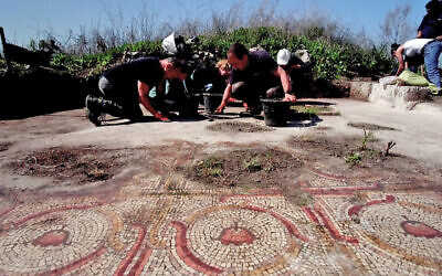 İsrail - Yorgun gezginleri bir kez daha ağırlamak için çiçekli mozaikli antik dinlenme yeri