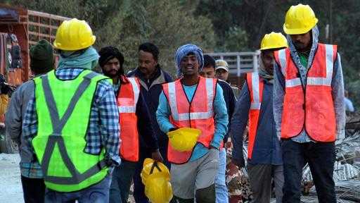 40 arbeiders zitten voor de zevende dag vast in de Indiase tunnel terwijl reddingswerkers wachten op een nieuwe oefening