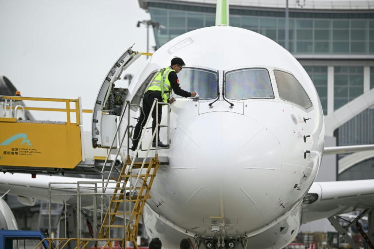 Китай демонструє в Гонконзі домашній літак C919