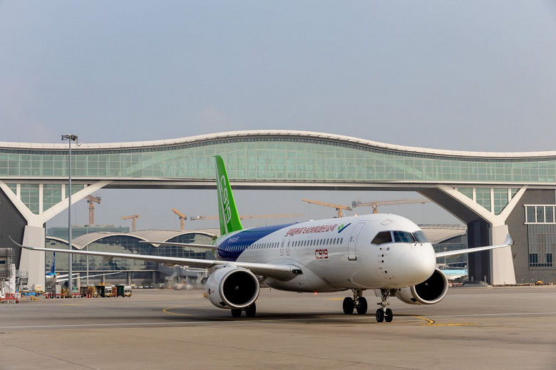 Китайските пътнически самолети COMAC C919 и ARJ21 напуснаха континентален Китай за първи път