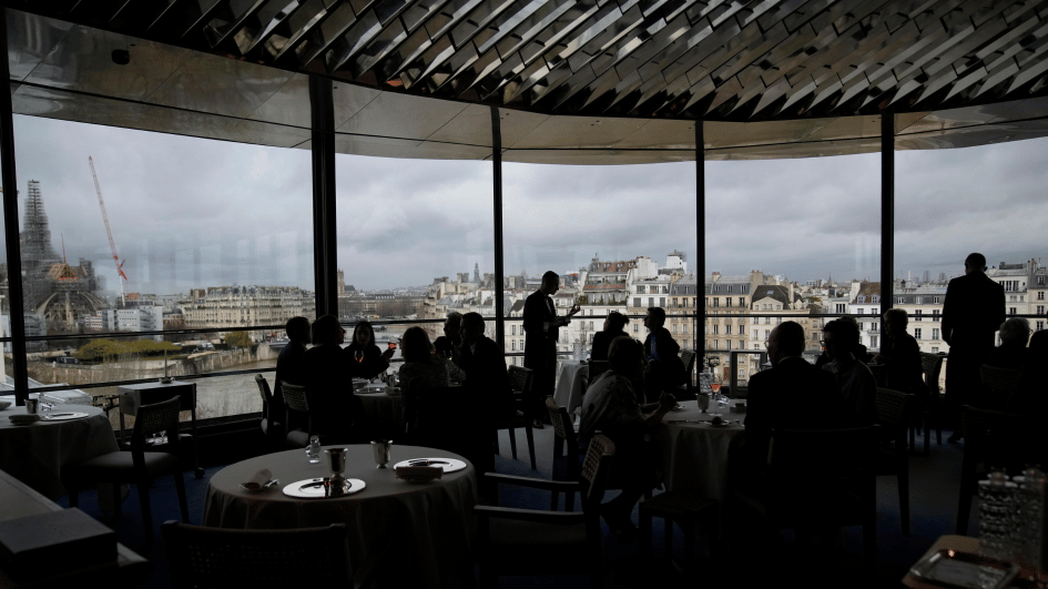 Das echte Restaurant „Ratatouille“ wird wiedereröffnet, mit Blick auf die wiedergeborene Notre Dame