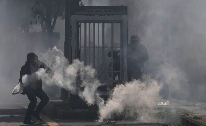 Naher Osten – Die libanesische Armee setzt Tränengas gegen pensionierte Soldaten ein, die gegen Rentenkürzungen protestieren